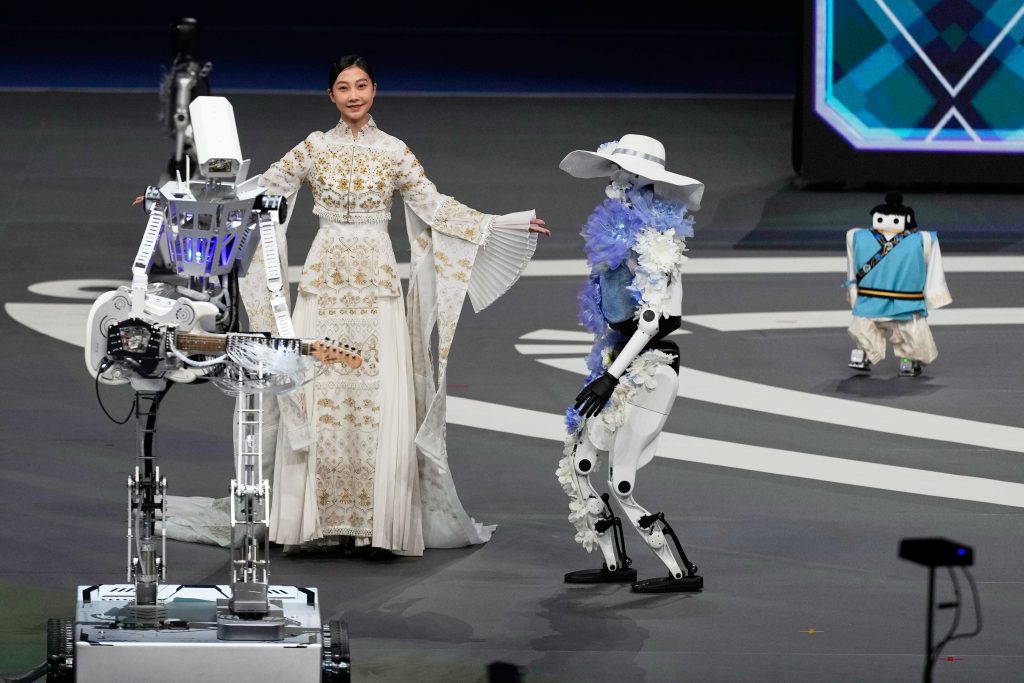 sursa AP https://apnews.com/video/androids-dance-rock-shimmy-and-sway-at-opening-of-world-humanoid-robot-games-8543874a7cbb4fd88983a96ed605c3f4
